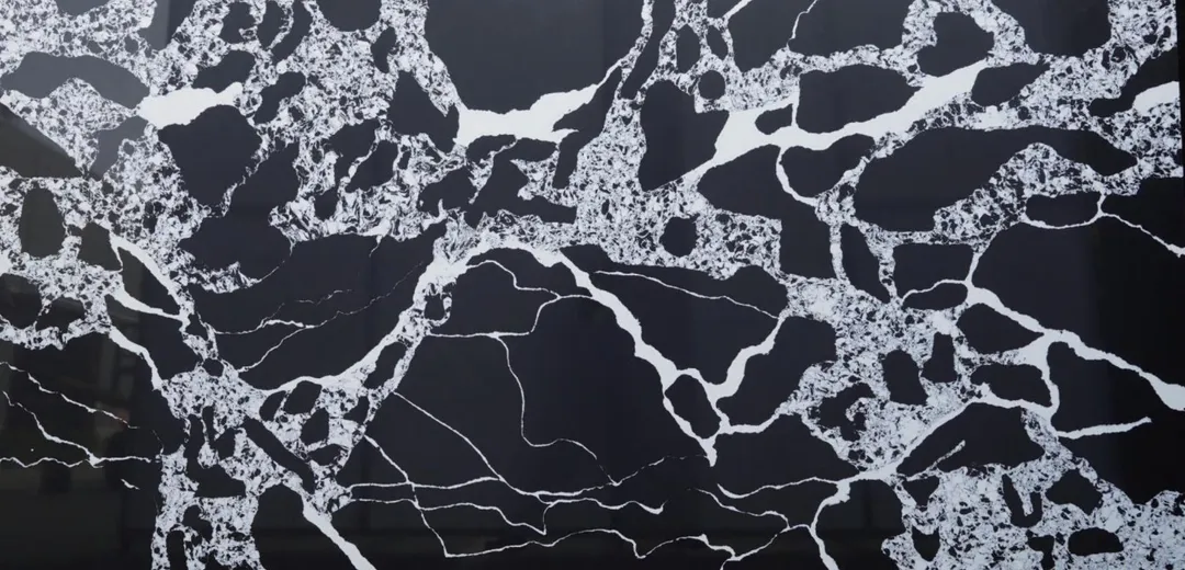 Nero Fantasia quartz slab: white veins and speckled clusters breaking across deep black