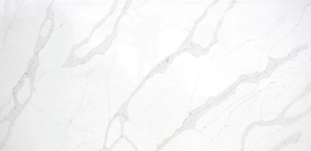 Statuario Luce quartz slab: broad, soft-edged grey veins sweeping diagonally across bright white